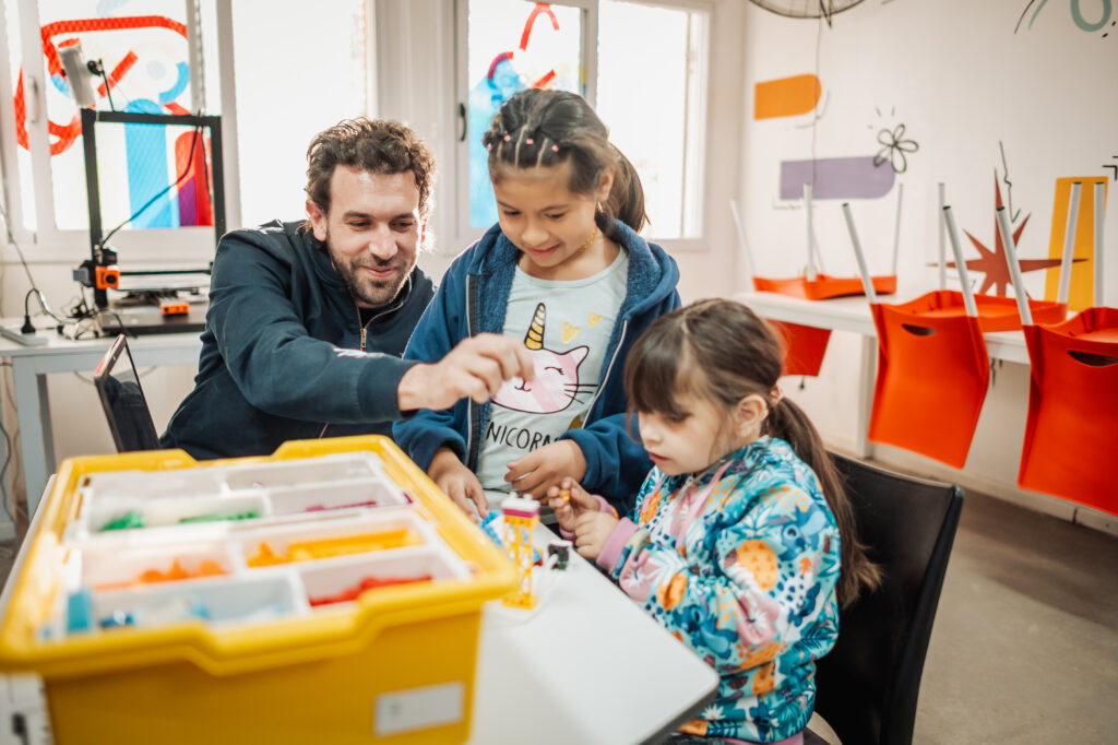 Robótica con Lego - Menos Brecha, Más Comunidad